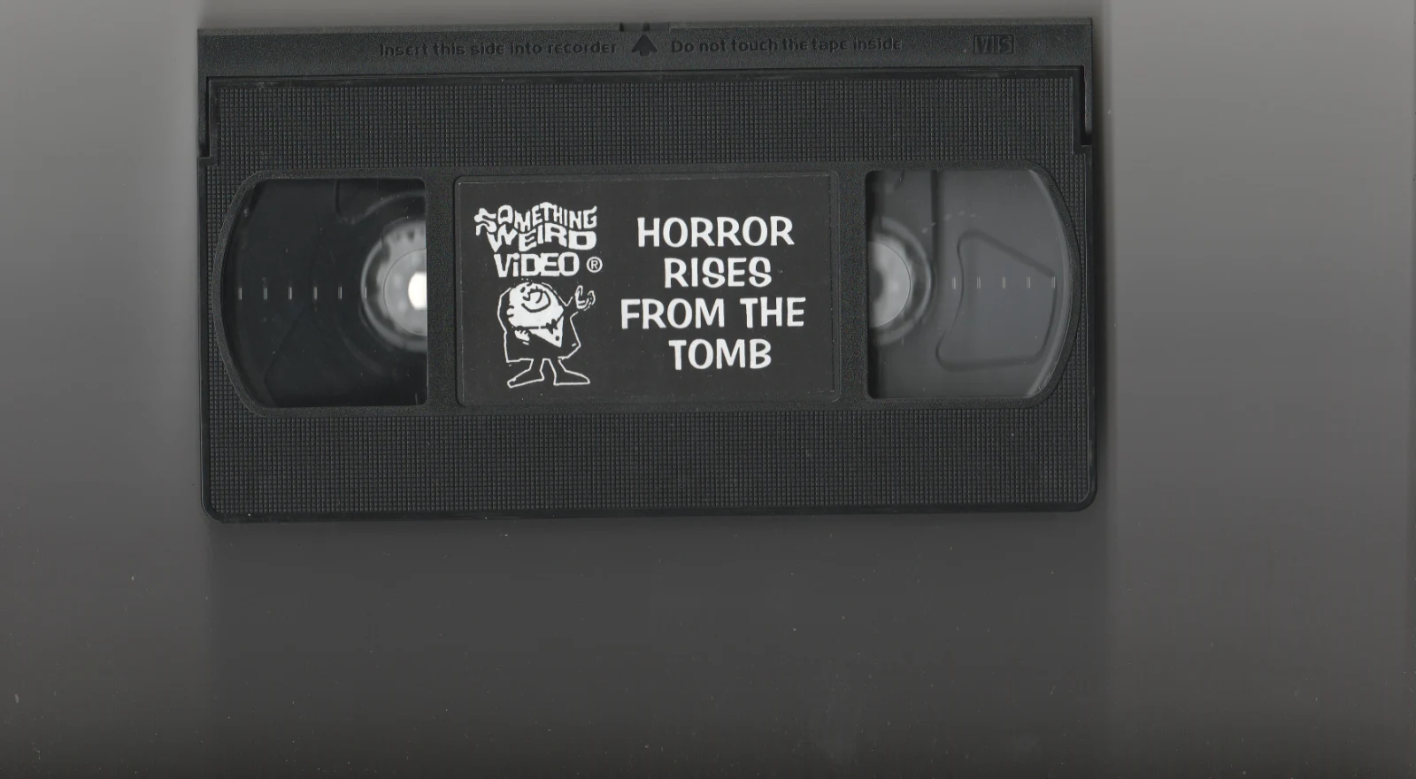 Horror Rises from the Tomb VHS front label scan